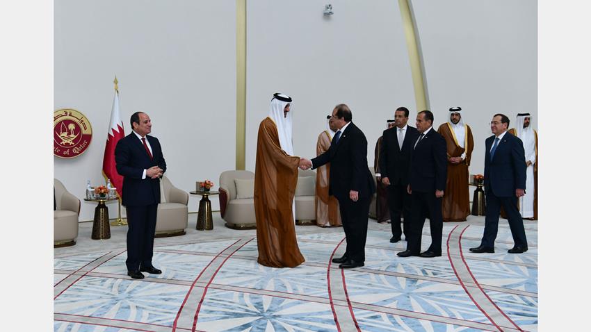 الرئيس عبد الفتاح السيسي يصل إلى مطار حمد الدولي بالعاصمة القطرية الدوحة