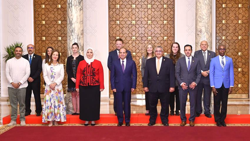 اللجنة الدولية للأولمبياد الخاص الدولي تهدى الرئيس عبد الفتاح السيسي جائزتها الدولية 29-9-2022