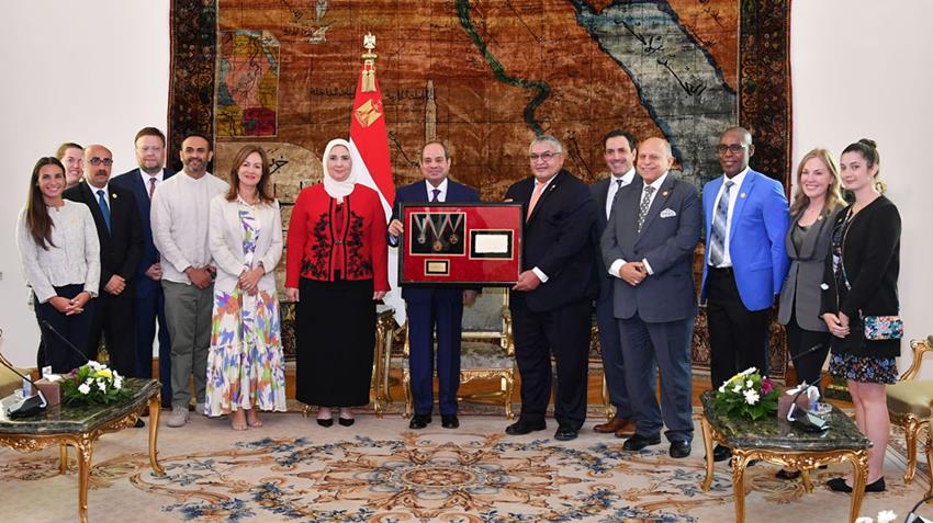 اللجنة الدولية للأولمبياد الخاص الدولي تهدى الرئيس عبد الفتاح السيسي جائزتها الدولية 29-9-2022