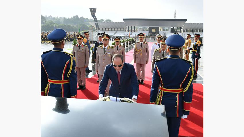 السيد الرئيس يضع أكاليل الزهور على قبر الجندي المجهول والزعيمين أنور السادات وجمال عبد الناصر 3-10-2022