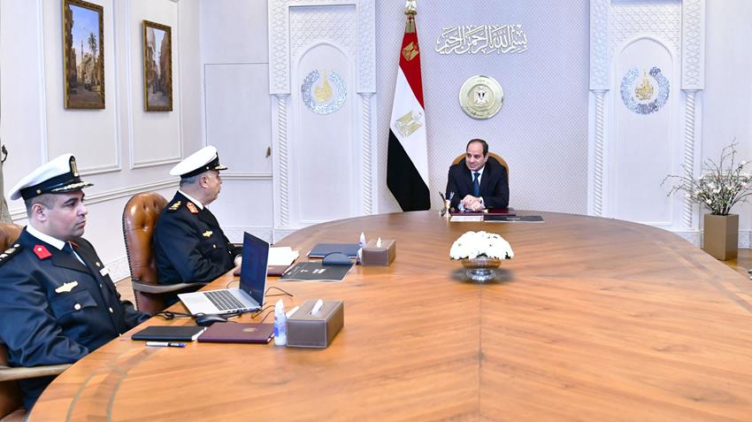 الرئيس عبد الفتاح السيسي يجتمع بقائد القيادة الاستراتيجية والمشرف على التصنيع العسكري