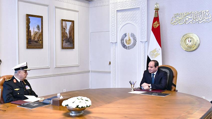 الرئيس عبد الفتاح السيسي يجتمع بقائد القيادة الاستراتيجية والمشرف على التصنيع العسكري