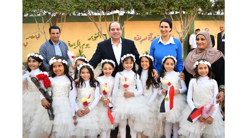 الرئيس عبد الفتاح السيسي يتبادل الحديث الأبوي مع الأطفال في مدرسة الحصص بشربين