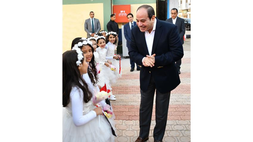 الرئيس عبد الفتاح السيسي يتبادل الحديث الأبوي مع الأطفال في مدرسة الحصص بشربين  01/12/2022
