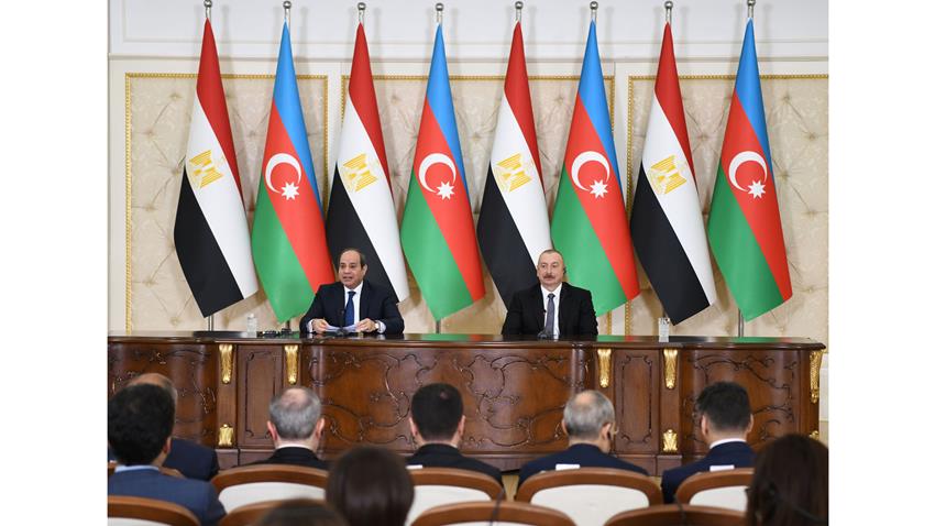 بسم الله الرحمن الرحيم
فخامة الرئيس إلهام علييف رئيس جمهورية أذربيجان، 
السادة الوزراء السيدات والسادة الحضور،
بداية، أود أن أعرب عن سعادتي بتواجدي اليوم في العاصمة "باكو" وتشرفي بأن أكون أول رئيس لمصر، يزور أذربيجان وذلك منذ إقامة العلاقات الدبلوماسية بين البلدين التي شهدت مرور ثلاثين عامًا على إنشائها، خلال العام الماضي ۲۰۲۲.
ويطيب لي أن أعرب، عن إعجابي الشديد، بالتقدم الحضاري والعمراني للعاصمة "باكو" والذي يعكس مدى الجدية والجهد، الذي بذلته الحكومة والشعب الأذري الصديق، لتحقيق هذه الصورة المشرفة، لعاصمة متحضرة ومتطورة وأتمنى لبلدكم الصديق، مزيدًا من التطور والرخاء.
ولا يسعني، إلا أن أتوجه بخالص الشكر والتقدير، لفخامة الرئيس "إلهام علييف" على حسن الاستقبال وكرم الضيافة، الذي لمسناه منذ أن وطأت أقدامنا، أرض بلدكم الصديق حيث تم عقد المباحثات بيننا في مناخ ودي سادته روح التفاهم والتعاون وحرصت على تأكيد اهتمام مصر، باستمرار تعزيز العلاقات الثنائية وتطويرها، بما يحقق نقلة نوعية في مستوى وعمق التعاون بين الجانبي وبتوطيد أطر التعاون الثنائي، وأواصر الحوار السياسي، بما يحقق المصلحة المشتركة للبلدين فضلًا عن الدفع قدمًا، بتعزيز التعاون الثنائي في مختلف المجالات، الاقتصادية والتجارية والثقافية ذات الاهتمام المشترك  والبناء على ما تم تدشينه، من تقارب بين البلدين خلال السنوات الماضية.
ولقد أكدت أيضًا خلال هذه المباحثات، على أهمية تنشيط التبادل التجاري بين البلدين ليرتقي إلى مستوى العلاقات السياسية المشتركة، ويتسق مع ما يتمتع به البلدان من إمكانات واعدة للتصنيع والتصدير وهو الأمر الذي سيكون محل بحث معمق من الجانبين، خلال أعمال الدورة السادسة للجنة المشتركة، المقرر عقدها في "القاهرة"، العام القادم ٢٠٢٤.
تم كذلك استعراض تميز مصر، في عدد من القطاعات الصناعية الواعدة، التي تمثل أهمية كبرى للجانب الأذري، والتي يمكن العمل على تنمية التعاون فيها مثل قطاع الصناعات الدوائية، الذي تمتلك فيه مصر قدرة إنتاجية وتصديرية تنافسية ومن ثم ضرورة إيلاء التعاون بين مصر وأذربيجان في هذا المجال اهتمامًا خاصًا.
كما استعرضت من جانبي، الطفرة الكبرى، التي تشهدها مصر في مجال البنية التحتية، وقطاع التشييد والبناء، والخبرة التي حازتها الشركات المصرية في هذه المجالات، على مدار السنوات التسع الماضية مع تأكيد استعدادنا للتعاون مع الجانب الأذري في هذه المجالات، لنقل الخبرات وتنفيذ المشروعات المشتركة في أذربيجان للمساهمة في النقلة الحضارية المتميزة التي تشهدها.
كما تم خلال المباحثات، استعراض الجهود التي تبذلها مصر، لتذليل العقبات أمام المستثمرين الأجانب والمشروعات القومية الكبرى، الجاري تنفيذها للنهوض بالاقتصاد الوطني خاصة المنطقة الاقتصادية لقناة السويس وما توفره من مزايا للمستثمر الأجنبي، ونفاذ لمنتجاته إلى عدد كبير من أسواق الدول المجاورة، العربية والإفريقية عن طريق الاستفادة من اتفاقيات التجارة الحرة والتفضيلية، المبرمة بين مصر وهذه الدول.
وقد رحبنا باستئناف تسيير رحلات الطيران، بين "باكو" و"شرم الشيخ" مع إمكانية النظر في تدشين خط طيران مباشر، بين "القاهرة" و"باكو" الأمر الذي من شأنه، أن يساهم في تعزيز التعاون والتبادل السياحي والثقافي والاقتصادي بين البلدين.
وتم أيضًا خلال مباحثاتي، مع فخامة الرئيس "إلهام علييف"، التطرق إلى عدد من القضايا الدولية والإقليمية، ذات الاهتمام المشترك سواء في منطقة الشرق الأوسط، أو جنوب القوقاز حيث تم تأكيد أهمية الحوار والتفاوض، وتغليب صوت العقل والحكمة أخذًا في الاعتبار أن القوة العسكرية وحدها، لم تكن أبدًا كافية، لتحقيـــق الســــلام الدائـــم والشـــامل والعادل وأنه لا بد من التفاوض، لاستكمال مسار السلام، وتحقيق واقع أفضل وحياة كريمة للشعوب لاسيما في المرحلة الراهنة، التي تتكبد فيها الشعوب، معاناة مضاعفة على الصعيد الاقتصادي إذ إنه لم يكد العالم يستفيق من أزمة جائحة "كورونا"، حتى خيمت الأزمة "الروسية - الأوكرانية"  وما تبعها من تداعيات اقتصادية، على مختلف القطاعات الحيوية في العالم سواء الأمن الغذائي أو الطاقة فضلًا عن حركة الملاحة البحرية والقطاعات المصرفية وكذا قطاع السياحة والطيران المدني.

السيدات والسادة الحضور،
مرة أخرى، أرجو لفخامة الرئيس "إلهام علييف"، كل التوفيق والسداد، في قيادته لدولة أذربيجان الصديقة، وشعبها المضياف وإنني على ثقة، في أن هذه الزيارة، ستمثل نقطة انطلاق حقيقية بما نتج عنها من زخم سياسي، وما شهدته من تفاهم على مستوى القمة لتعزيز العلاقات "المصرية - الأذرية" في مختلف المجالات لاسيما على الصعيد الاقتصادي والاستثماري. 

وأتمنى في الختام، لدولة أذربيجان وشعبها الصديق، كل التوفيق والتقدم والازدهار.
شكرًا لكم
والسلام عليكم ورحمة الله وبركاته