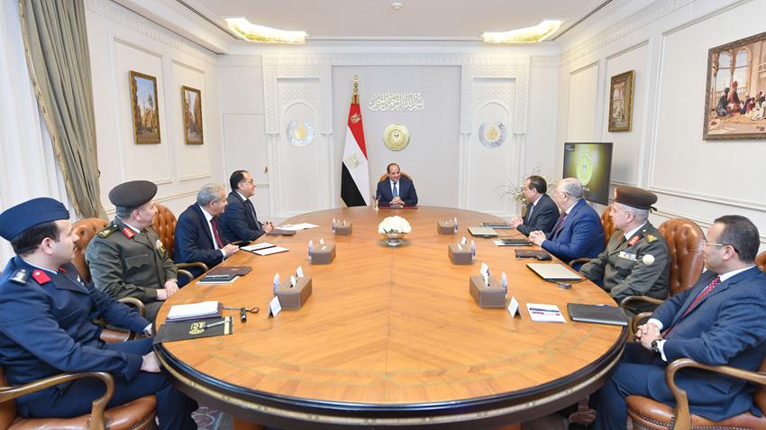 الرئيس عبد الفتاح السيسي يجتمع برئيس مجلس الوزراء وعدد من الوزراء والمسئولين