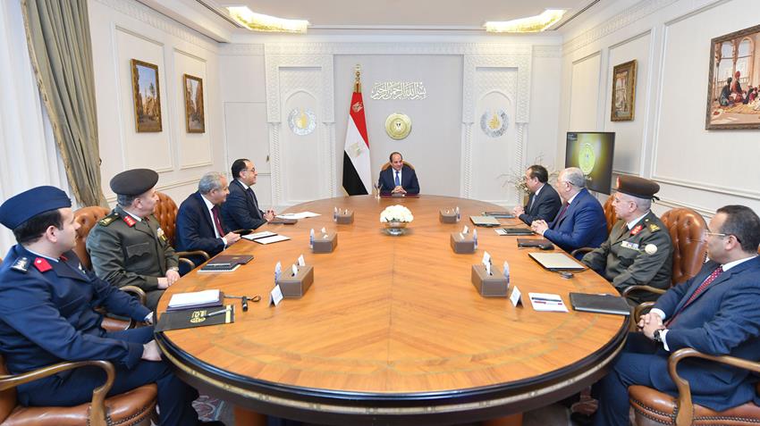 الرئيس عبد الفتاح السيسي يجتمع برئيس مجلس الوزراء وعدد من الوزراء والمسئولين