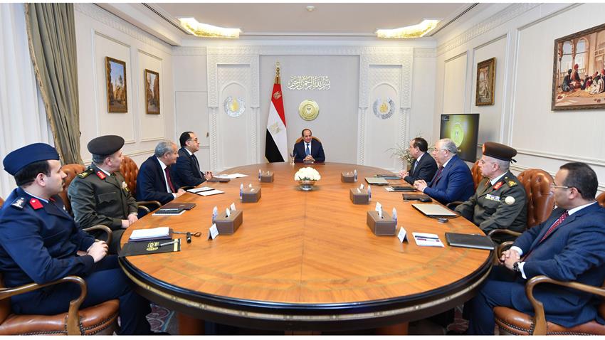الرئيس عبد الفتاح السيسي يجتمع برئيس مجلس الوزراء وعدد من الوزراء والمسئولين