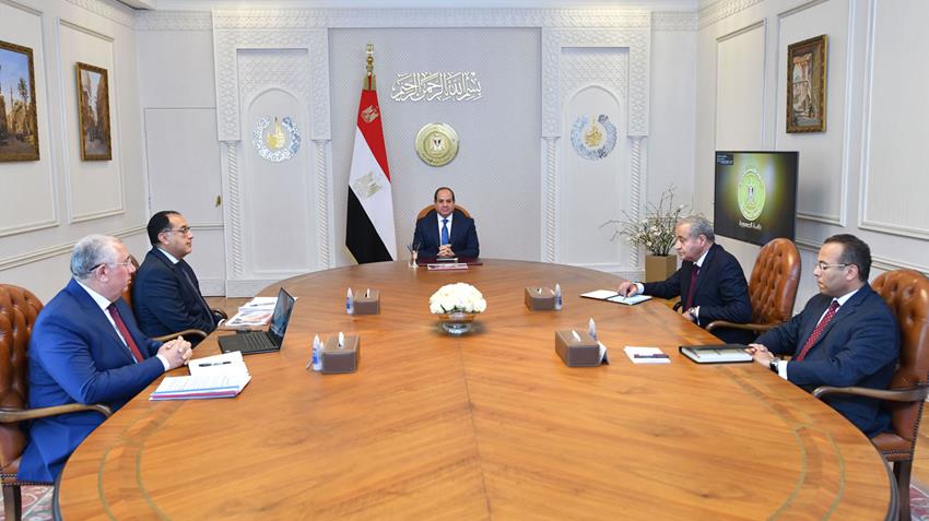 الرئيس عبد الفتاح السيسي يجتمع برئيس مجلس الوزراء وعدد من الوزراء والمسئولين