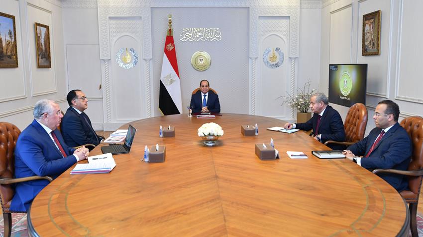 الرئيس عبد الفتاح السيسي يجتمع برئيس مجلس الوزراء وعدد من الوزراء والمسئولين
