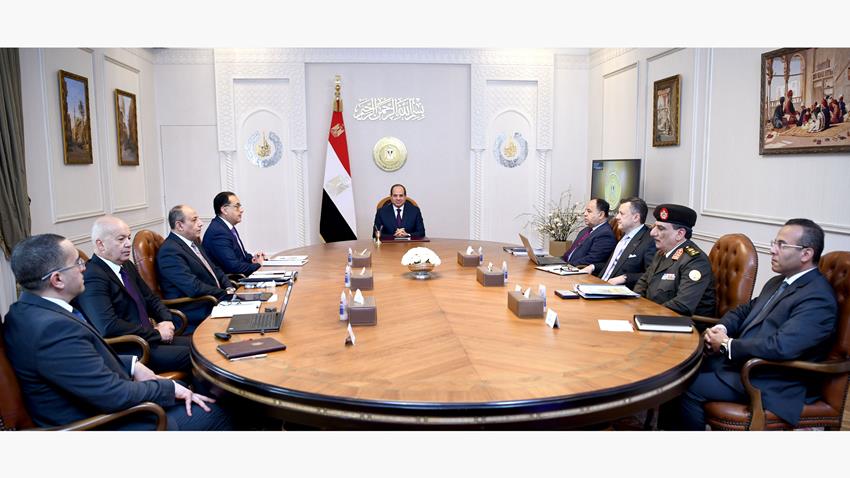 الرئيس عبد الفتاح السيسي يجتمع برئيس مجلس الوزراء وعدد من الوزراء والمسئولين