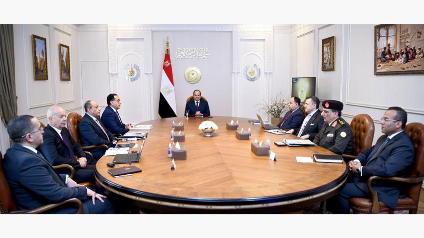 الرئيس عبد الفتاح السيسي يجتمع برئيس مجلس الوزراء وعدد من الوزراء والمسئولين