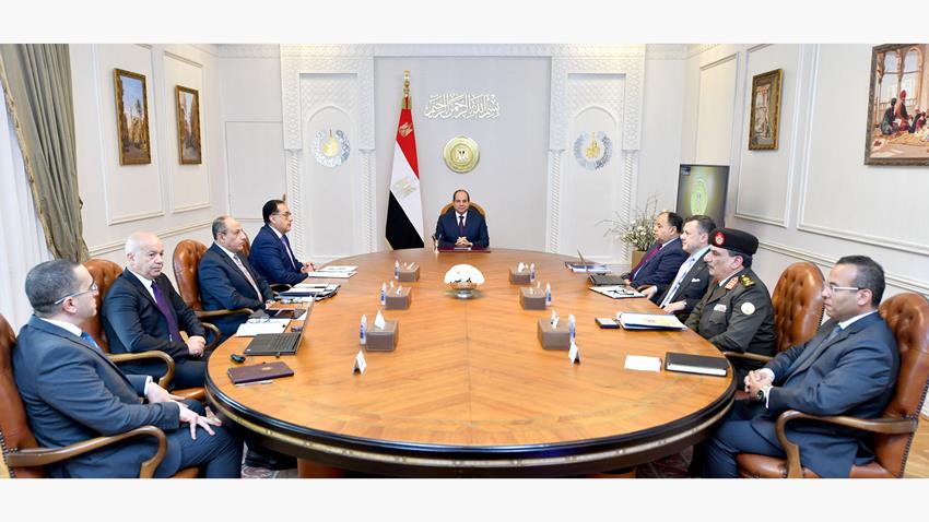 الرئيس عبد الفتاح السيسي يجتمع برئيس مجلس الوزراء وعدد من الوزراء والمسئولين