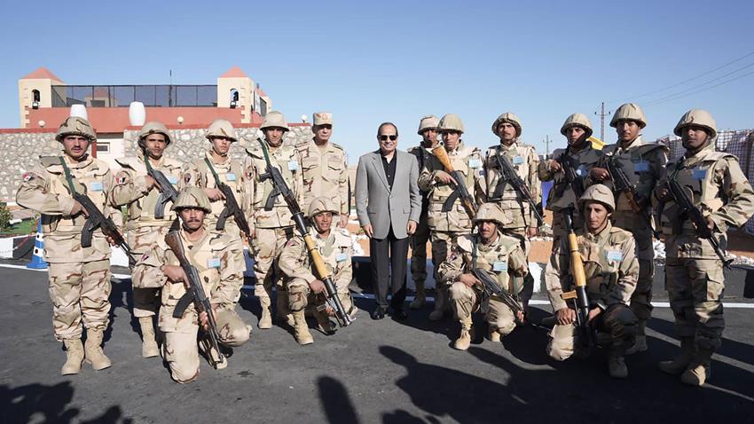 الرئيس عبد الفتاح السيسي يعبر عن سعادته بتواجده وسط مقاتلي القوات المسلحة المصرية شرق قناة السويس
