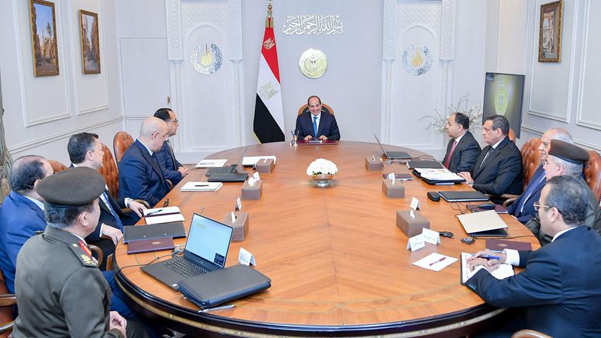 الرئيس عبد الفتاح السيسي يجتمع برئيس مجلس الوزراء وعدد من الوزراء والمسئولين