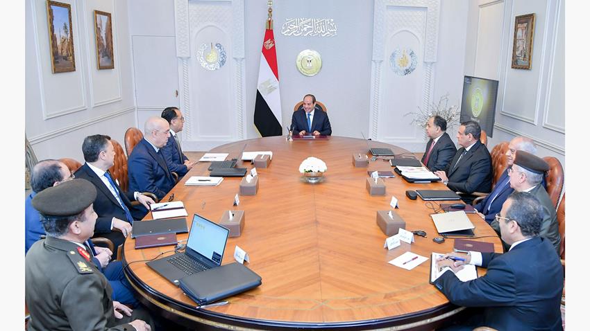 الرئيس عبد الفتاح السيسي يجتمع برئيس مجلس الوزراء وعدد من الوزراء والمسئولين