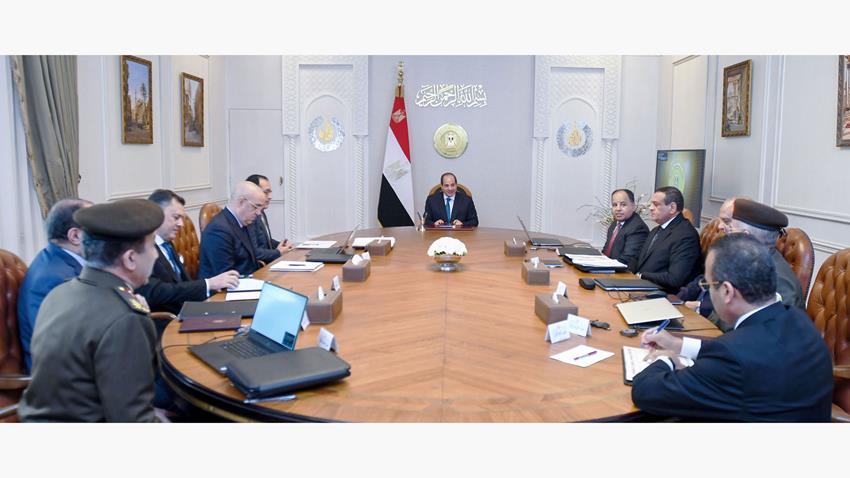 الرئيس عبد الفتاح السيسي يجتمع برئيس مجلس الوزراء وعدد من الوزراء والمسئولين