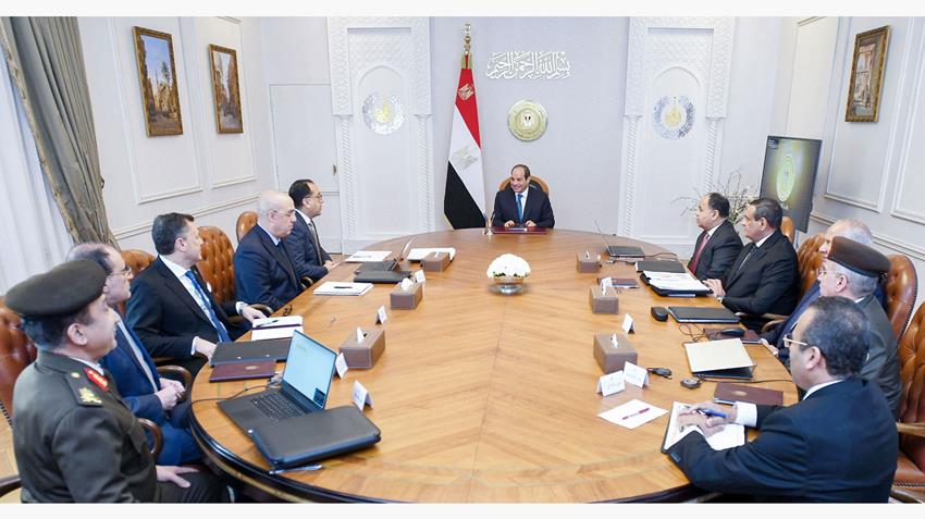 الرئيس عبد الفتاح السيسي يجتمع برئيس مجلس الوزراء وعدد من الوزراء والمسئولين