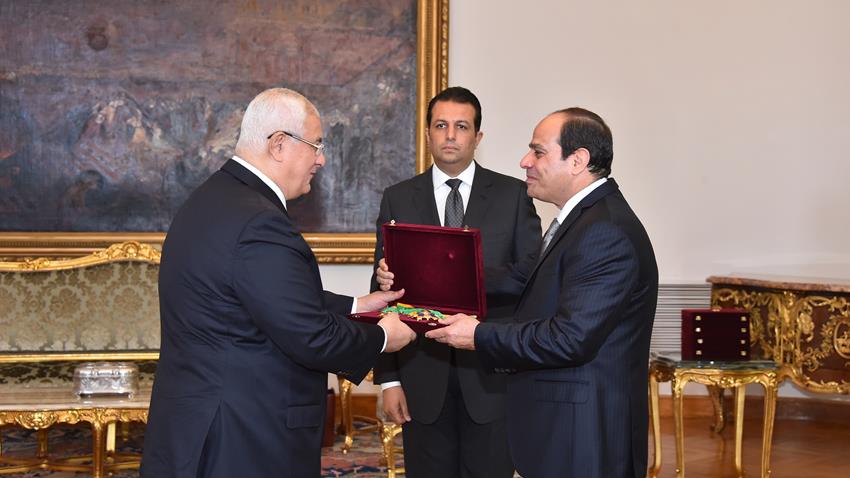 الرئيس عبد الفتاح السيسي يمنح وسام الجمهورية من الطبقة الأولى للهيئات القضائية السابقة