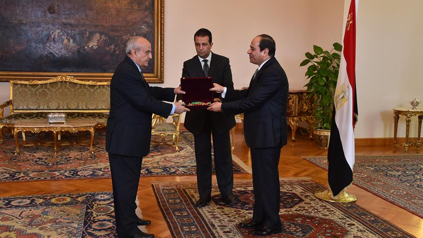 منح الرئيس عبد الفتاح السيسي وسام الجمهورية من الطبقة الأولى للهيئات القضائية السابقة