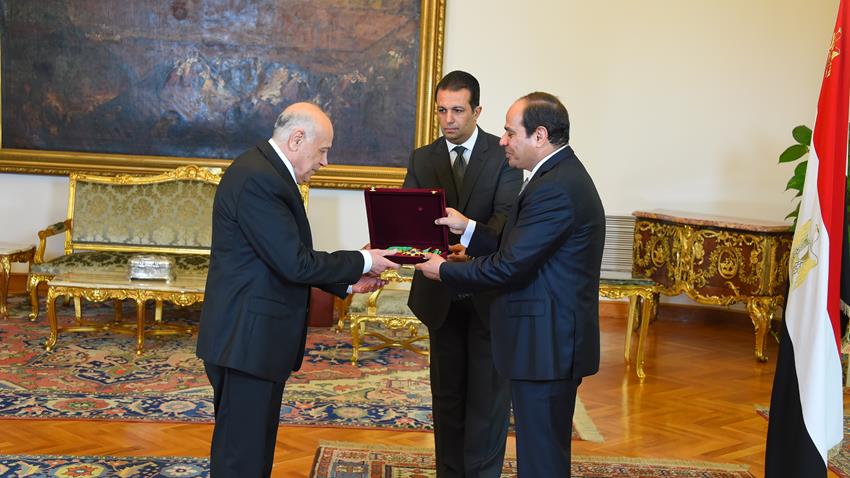 منح الرئيس عبد الفتاح السيسي وسام الجمهورية من الطبقة الأولى للهيئات القضائية السابقة