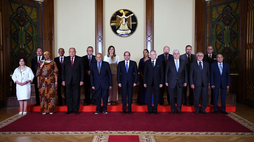 الرئيس عبد الفتاح السيسي يلتقي أعضاء مجلس أمناء مكتبة الإسكندرية