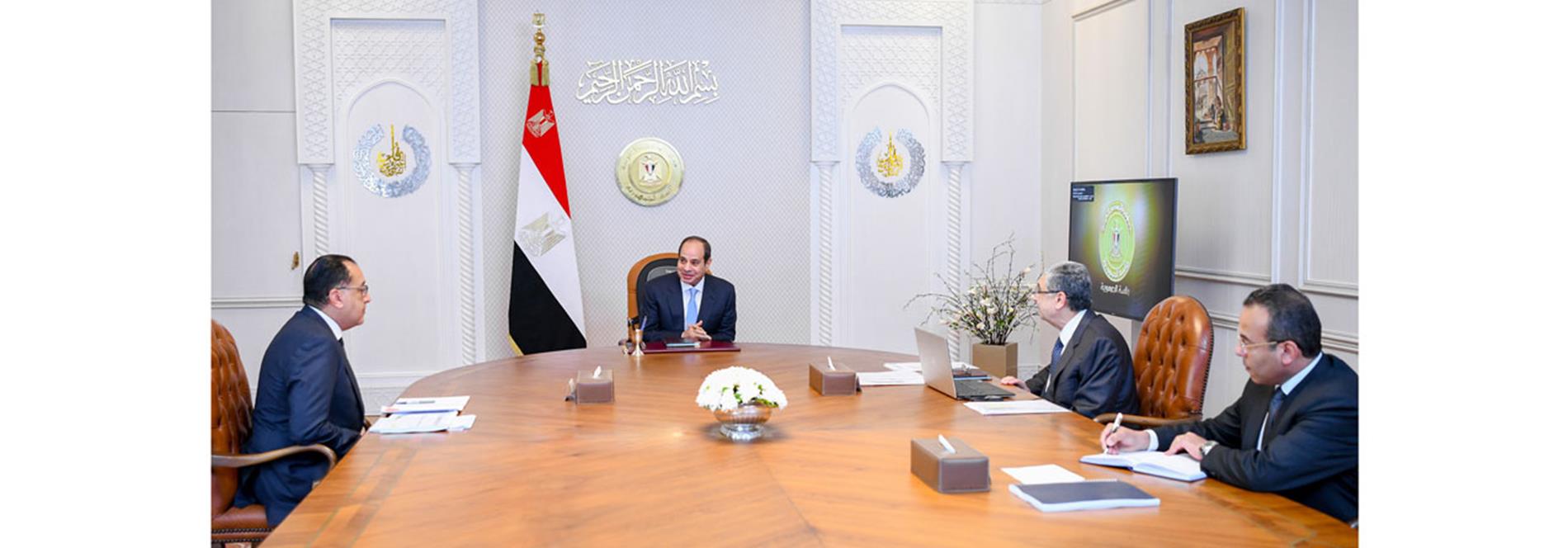 الرئيس عبد الفتاح السيسي يجتمع مع  رئيس مجلس الوزراء و وزير الكهرباء والطاقة المتجددة.