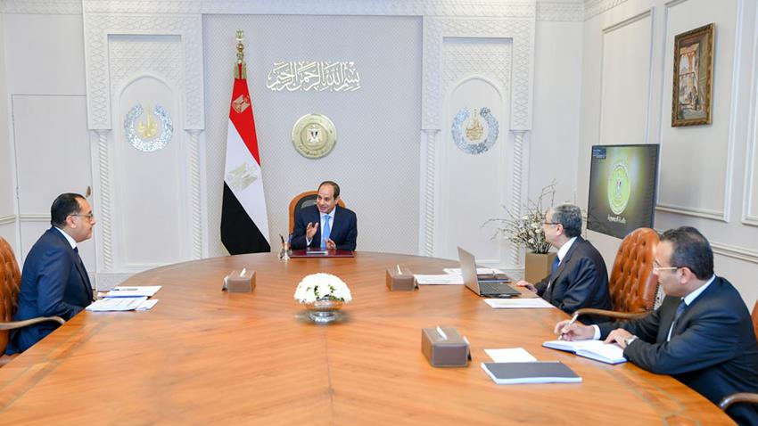 الرئيس عبد الفتاح السيسي يجتمع مع  رئيس مجلس الوزراء و وزير الكهرباء والطاقة المتجددة.