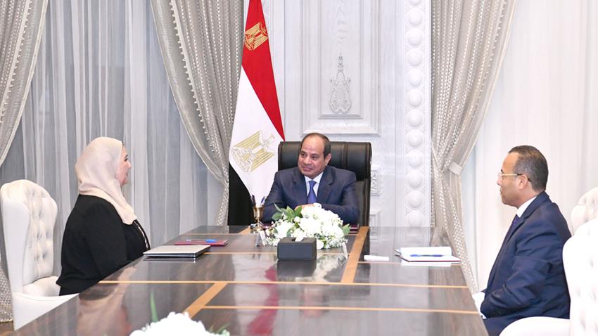 الرئيس عبد الفتاح السيسي يجتمع مع وزيرة التضامن الاجتماعي