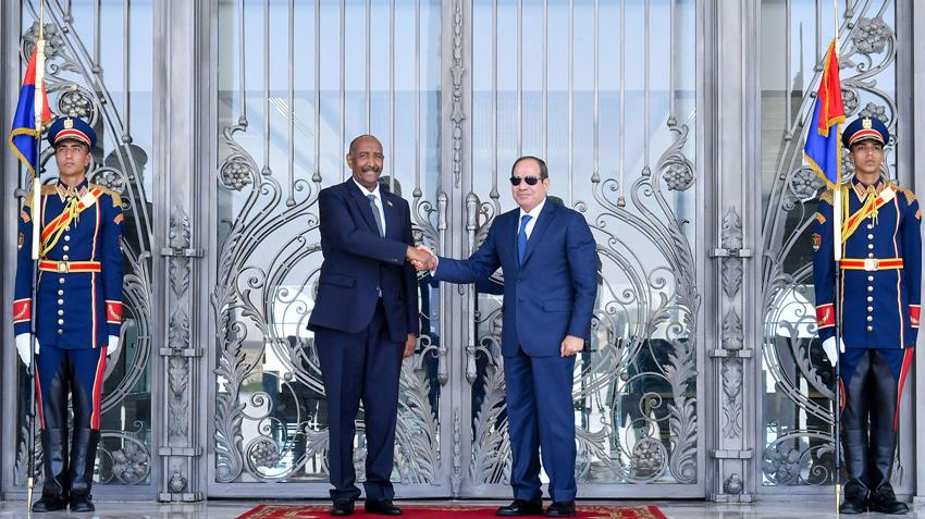 الرئيس عبد الفتاح السيسي يستقبل رئيس مجلس السيادة السوداني بمدينة العلمين الجديدة