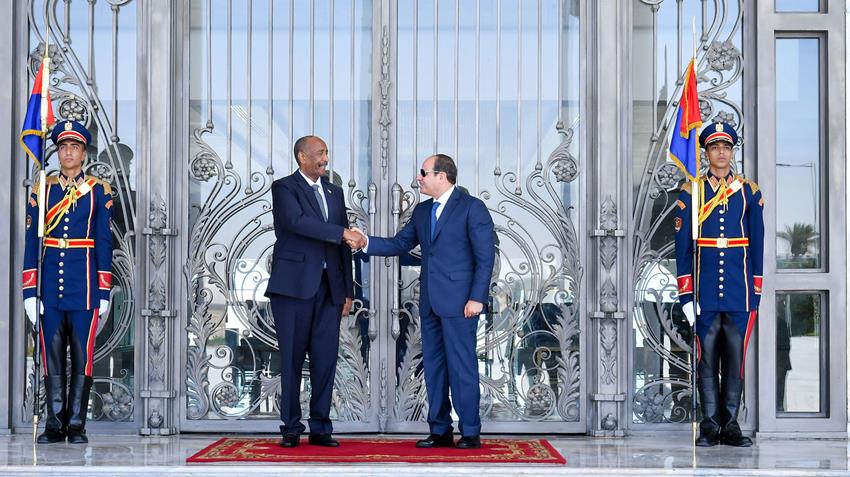 الرئيس عبد الفتاح السيسي يستقبل رئيس مجلس السيادة السوداني بمدينة العلمين الجديدة