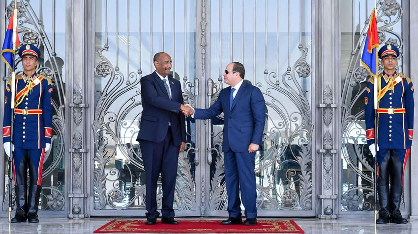 الرئيس عبد الفتاح السيسي يستقبل رئيس مجلس السيادة السوداني بمدينة العلمين الجديدة