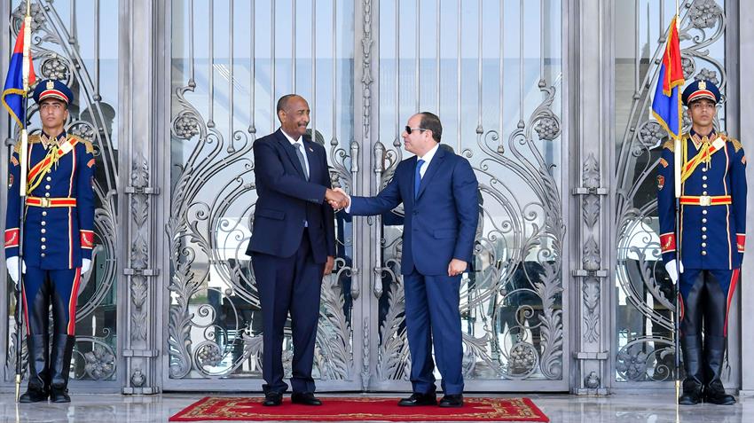 الرئيس عبد الفتاح السيسي يستقبل رئيس مجلس السيادة السوداني بمدينة العلمين الجديدة