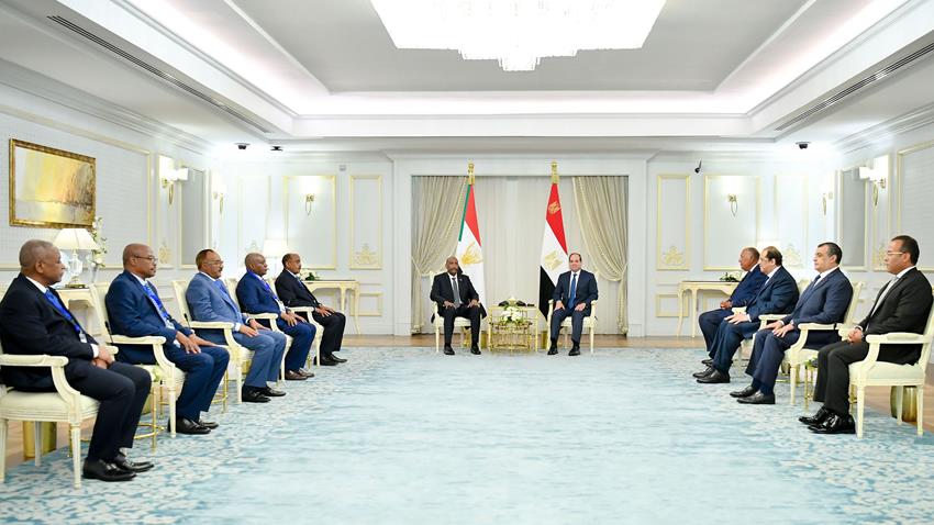 الرئيس عبد الفتاح السيسي يستقبل رئيس مجلس السيادة السوداني بمدينة العلمين الجديدة