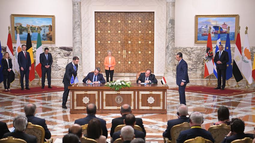 السيد الرئيس ورئيس الوزراء اليوناني يوقعان على تأسيس مجلس التعاون رفيع المستوى بين البلدين