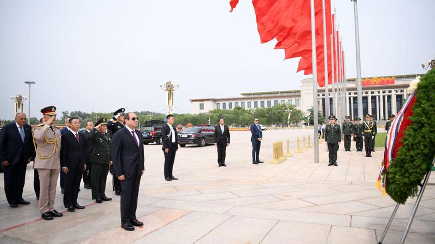 الرئيس عبد الفتاح السيسي يضع إكليلًا من الزهور على النصب التذكاري بالعاصمة الصينية بكين