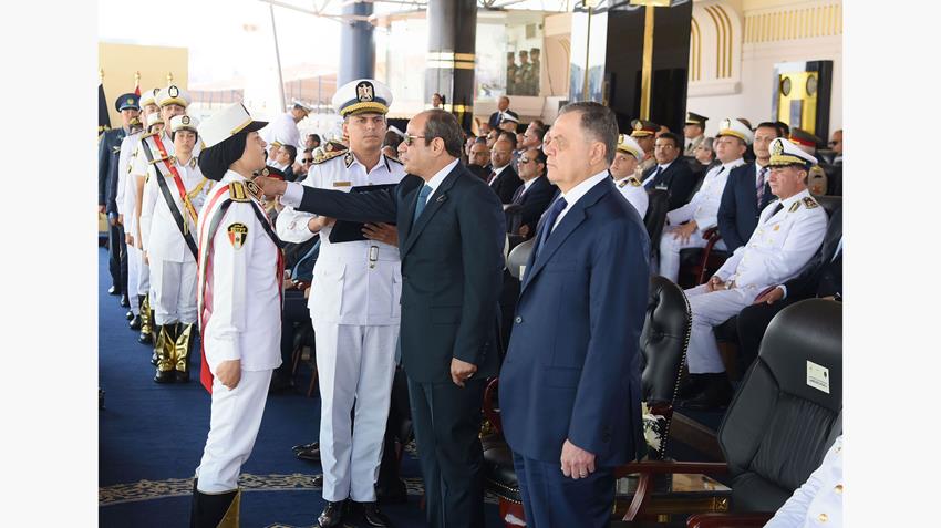 ع/ السيد الرئيس يطلع على الموقف التنفيذي لعدد من الملفات ذات الصلة بالتنمية الصناعية والعمرانية
ت/ اجتمع السيد الرئيس عبد الفتاح السيسي اليوم مع الفريق كامل الوزير نائب رئيس مجلس الوزراء للتنمية الصناعية وزير الصناعة والنقل، والفريق أحمد الشاذلي رئيس هيئة الشئون المالية للقوات المسلحة، واللواء أمير سيد أحمد مستشار رئيس الجمهورية للتخطيط العمراني، واللواء أحمد العزازي رئيس الهيئة الهندسية للقوات المسلحة.
حيث اطلع السيد الرئيس على الموقف التنفيذي لعدد من الملفات ذات الصلة بالتنمية الصناعية والعمرانية، في إطار استراتيجية الدولة لتطوير القاعدة الصناعية وتحديثها، وكذا سبل توفير احتياجات القطاع الصناعي من الطاقة الجديدة والمتجددة وخاصة من الهيدروجين الأخضر، وذلك بالإضافة إلى الجهود الجارية لتوطين صناعة معدات ووسائل النقل محليًا.