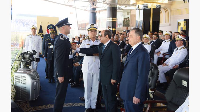 ع/ السيد الرئيس يطلع على الموقف التنفيذي لعدد من الملفات ذات الصلة بالتنمية الصناعية والعمرانية
ت/ اجتمع السيد الرئيس عبد الفتاح السيسي اليوم مع الفريق كامل الوزير نائب رئيس مجلس الوزراء للتنمية الصناعية وزير الصناعة والنقل، والفريق أحمد الشاذلي رئيس هيئة الشئون المالية للقوات المسلحة، واللواء أمير سيد أحمد مستشار رئيس الجمهورية للتخطيط العمراني، واللواء أحمد العزازي رئيس الهيئة الهندسية للقوات المسلحة.
حيث اطلع السيد الرئيس على الموقف التنفيذي لعدد من الملفات ذات الصلة بالتنمية الصناعية والعمرانية، في إطار استراتيجية الدولة لتطوير القاعدة الصناعية وتحديثها، وكذا سبل توفير احتياجات القطاع الصناعي من الطاقة الجديدة والمتجددة وخاصة من الهيدروجين الأخضر، وذلك بالإضافة إلى الجهود الجارية لتوطين صناعة معدات ووسائل النقل محليًا.
