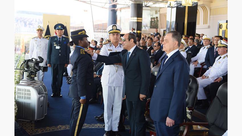 ع/ السيد الرئيس يطلع على الموقف التنفيذي لعدد من الملفات ذات الصلة بالتنمية الصناعية والعمرانية
ت/ اجتمع السيد الرئيس عبد الفتاح السيسي اليوم مع الفريق كامل الوزير نائب رئيس مجلس الوزراء للتنمية الصناعية وزير الصناعة والنقل، والفريق أحمد الشاذلي رئيس هيئة الشئون المالية للقوات المسلحة، واللواء أمير سيد أحمد مستشار رئيس الجمهورية للتخطيط العمراني، واللواء أحمد العزازي رئيس الهيئة الهندسية للقوات المسلحة.
حيث اطلع السيد الرئيس على الموقف التنفيذي لعدد من الملفات ذات الصلة بالتنمية الصناعية والعمرانية، في إطار استراتيجية الدولة لتطوير القاعدة الصناعية وتحديثها، وكذا سبل توفير احتياجات القطاع الصناعي من الطاقة الجديدة والمتجددة وخاصة من الهيدروجين الأخضر، وذلك بالإضافة إلى الجهود الجارية لتوطين صناعة معدات ووسائل النقل محليًا.