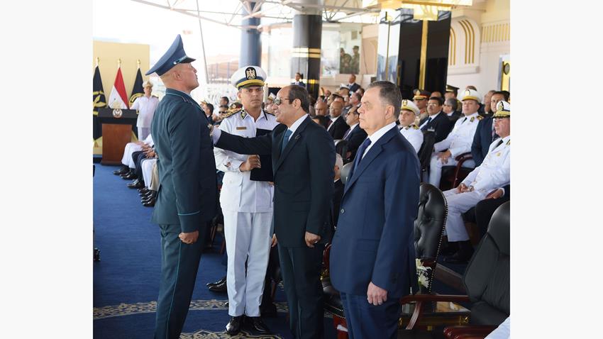 ع/ السيد الرئيس يطلع على الموقف التنفيذي لعدد من الملفات ذات الصلة بالتنمية الصناعية والعمرانية
ت/ اجتمع السيد الرئيس عبد الفتاح السيسي اليوم مع الفريق كامل الوزير نائب رئيس مجلس الوزراء للتنمية الصناعية وزير الصناعة والنقل، والفريق أحمد الشاذلي رئيس هيئة الشئون المالية للقوات المسلحة، واللواء أمير سيد أحمد مستشار رئيس الجمهورية للتخطيط العمراني، واللواء أحمد العزازي رئيس الهيئة الهندسية للقوات المسلحة.
حيث اطلع السيد الرئيس على الموقف التنفيذي لعدد من الملفات ذات الصلة بالتنمية الصناعية والعمرانية، في إطار استراتيجية الدولة لتطوير القاعدة الصناعية وتحديثها، وكذا سبل توفير احتياجات القطاع الصناعي من الطاقة الجديدة والمتجددة وخاصة من الهيدروجين الأخضر، وذلك بالإضافة إلى الجهود الجارية لتوطين صناعة معدات ووسائل النقل محليًا.