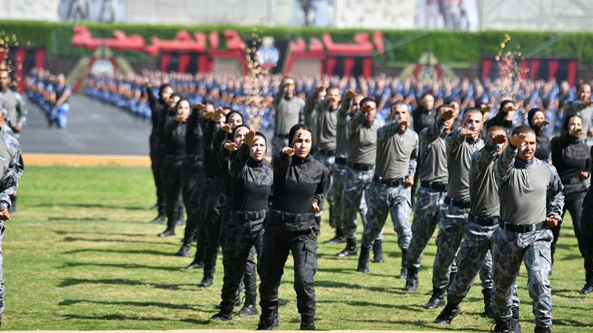 ع/ السيد الرئيس يطلع على الموقف التنفيذي لعدد من الملفات ذات الصلة بالتنمية الصناعية والعمرانية
ت/ اجتمع السيد الرئيس عبد الفتاح السيسي اليوم مع الفريق كامل الوزير نائب رئيس مجلس الوزراء للتنمية الصناعية وزير الصناعة والنقل، والفريق أحمد الشاذلي رئيس هيئة الشئون المالية للقوات المسلحة، واللواء أمير سيد أحمد مستشار رئيس الجمهورية للتخطيط العمراني، واللواء أحمد العزازي رئيس الهيئة الهندسية للقوات المسلحة.
حيث اطلع السيد الرئيس على الموقف التنفيذي لعدد من الملفات ذات الصلة بالتنمية الصناعية والعمرانية، في إطار استراتيجية الدولة لتطوير القاعدة الصناعية وتحديثها، وكذا سبل توفير احتياجات القطاع الصناعي من الطاقة الجديدة والمتجددة وخاصة من الهيدروجين الأخضر، وذلك بالإضافة إلى الجهود الجارية لتوطين صناعة معدات ووسائل النقل محليًا.