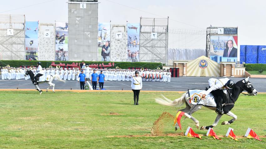 ع/ السيد الرئيس يطلع على الموقف التنفيذي لعدد من الملفات ذات الصلة بالتنمية الصناعية والعمرانية
ت/ اجتمع السيد الرئيس عبد الفتاح السيسي اليوم مع الفريق كامل الوزير نائب رئيس مجلس الوزراء للتنمية الصناعية وزير الصناعة والنقل، والفريق أحمد الشاذلي رئيس هيئة الشئون المالية للقوات المسلحة، واللواء أمير سيد أحمد مستشار رئيس الجمهورية للتخطيط العمراني، واللواء أحمد العزازي رئيس الهيئة الهندسية للقوات المسلحة.
حيث اطلع السيد الرئيس على الموقف التنفيذي لعدد من الملفات ذات الصلة بالتنمية الصناعية والعمرانية، في إطار استراتيجية الدولة لتطوير القاعدة الصناعية وتحديثها، وكذا سبل توفير احتياجات القطاع الصناعي من الطاقة الجديدة والمتجددة وخاصة من الهيدروجين الأخضر، وذلك بالإضافة إلى الجهود الجارية لتوطين صناعة معدات ووسائل النقل محليًا.