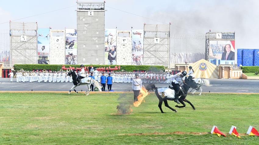 ع/ السيد الرئيس يطلع على الموقف التنفيذي لعدد من الملفات ذات الصلة بالتنمية الصناعية والعمرانية
ت/ اجتمع السيد الرئيس عبد الفتاح السيسي اليوم مع الفريق كامل الوزير نائب رئيس مجلس الوزراء للتنمية الصناعية وزير الصناعة والنقل، والفريق أحمد الشاذلي رئيس هيئة الشئون المالية للقوات المسلحة، واللواء أمير سيد أحمد مستشار رئيس الجمهورية للتخطيط العمراني، واللواء أحمد العزازي رئيس الهيئة الهندسية للقوات المسلحة.
حيث اطلع السيد الرئيس على الموقف التنفيذي لعدد من الملفات ذات الصلة بالتنمية الصناعية والعمرانية، في إطار استراتيجية الدولة لتطوير القاعدة الصناعية وتحديثها، وكذا سبل توفير احتياجات القطاع الصناعي من الطاقة الجديدة والمتجددة وخاصة من الهيدروجين الأخضر، وذلك بالإضافة إلى الجهود الجارية لتوطين صناعة معدات ووسائل النقل محليًا.