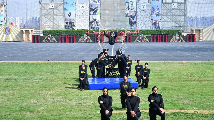 ع/ السيد الرئيس يطلع على الموقف التنفيذي لعدد من الملفات ذات الصلة بالتنمية الصناعية والعمرانية
ت/ اجتمع السيد الرئيس عبد الفتاح السيسي اليوم مع الفريق كامل الوزير نائب رئيس مجلس الوزراء للتنمية الصناعية وزير الصناعة والنقل، والفريق أحمد الشاذلي رئيس هيئة الشئون المالية للقوات المسلحة، واللواء أمير سيد أحمد مستشار رئيس الجمهورية للتخطيط العمراني، واللواء أحمد العزازي رئيس الهيئة الهندسية للقوات المسلحة.
حيث اطلع السيد الرئيس على الموقف التنفيذي لعدد من الملفات ذات الصلة بالتنمية الصناعية والعمرانية، في إطار استراتيجية الدولة لتطوير القاعدة الصناعية وتحديثها، وكذا سبل توفير احتياجات القطاع الصناعي من الطاقة الجديدة والمتجددة وخاصة من الهيدروجين الأخضر، وذلك بالإضافة إلى الجهود الجارية لتوطين صناعة معدات ووسائل النقل محليًا.
