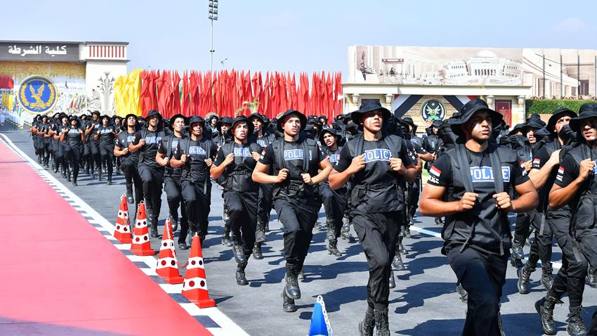 ع/ السيد الرئيس يطلع على الموقف التنفيذي لعدد من الملفات ذات الصلة بالتنمية الصناعية والعمرانية
ت/ اجتمع السيد الرئيس عبد الفتاح السيسي اليوم مع الفريق كامل الوزير نائب رئيس مجلس الوزراء للتنمية الصناعية وزير الصناعة والنقل، والفريق أحمد الشاذلي رئيس هيئة الشئون المالية للقوات المسلحة، واللواء أمير سيد أحمد مستشار رئيس الجمهورية للتخطيط العمراني، واللواء أحمد العزازي رئيس الهيئة الهندسية للقوات المسلحة.
حيث اطلع السيد الرئيس على الموقف التنفيذي لعدد من الملفات ذات الصلة بالتنمية الصناعية والعمرانية، في إطار استراتيجية الدولة لتطوير القاعدة الصناعية وتحديثها، وكذا سبل توفير احتياجات القطاع الصناعي من الطاقة الجديدة والمتجددة وخاصة من الهيدروجين الأخضر، وذلك بالإضافة إلى الجهود الجارية لتوطين صناعة معدات ووسائل النقل محليًا.