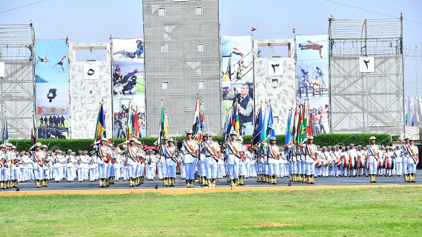 ع/ السيد الرئيس يطلع على الموقف التنفيذي لعدد من الملفات ذات الصلة بالتنمية الصناعية والعمرانية
ت/ اجتمع السيد الرئيس عبد الفتاح السيسي اليوم مع الفريق كامل الوزير نائب رئيس مجلس الوزراء للتنمية الصناعية وزير الصناعة والنقل، والفريق أحمد الشاذلي رئيس هيئة الشئون المالية للقوات المسلحة، واللواء أمير سيد أحمد مستشار رئيس الجمهورية للتخطيط العمراني، واللواء أحمد العزازي رئيس الهيئة الهندسية للقوات المسلحة.
حيث اطلع السيد الرئيس على الموقف التنفيذي لعدد من الملفات ذات الصلة بالتنمية الصناعية والعمرانية، في إطار استراتيجية الدولة لتطوير القاعدة الصناعية وتحديثها، وكذا سبل توفير احتياجات القطاع الصناعي من الطاقة الجديدة والمتجددة وخاصة من الهيدروجين الأخضر، وذلك بالإضافة إلى الجهود الجارية لتوطين صناعة معدات ووسائل النقل محليًا.