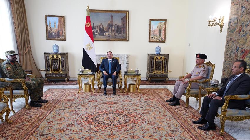 الرئيس عبد الفتاح السيسي يستقبل قائد قوات الدفاع الشعبية بجمهورية أوغندا
