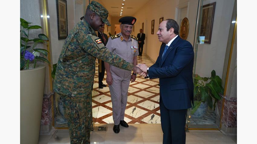 الرئيس عبد الفتاح السيسي يستقبل قائد قوات الدفاع الشعبية بجمهورية أوغندا