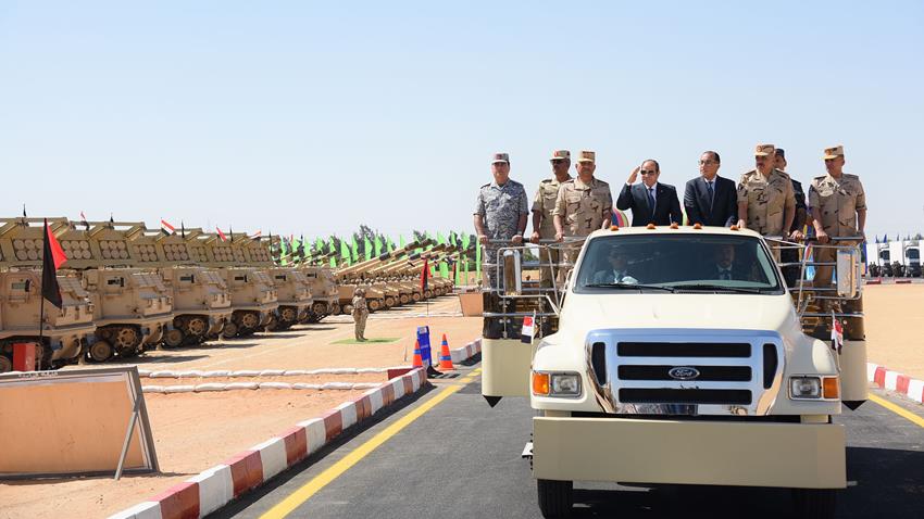 الرئيس عبد الفتاح السيسي يشهد اصطفاف تفتيش حرب الفرقة السادسة المدرعة بقيادة الجيش الثاني الميداني