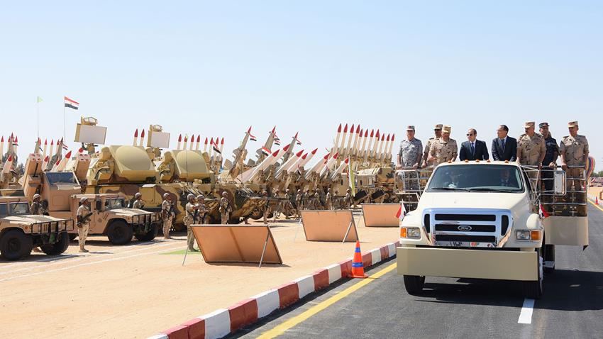 الرئيس عبد الفتاح السيسي يشهد اصطفاف تفتيش حرب الفرقة السادسة المدرعة بقيادة الجيش الثاني الميداني